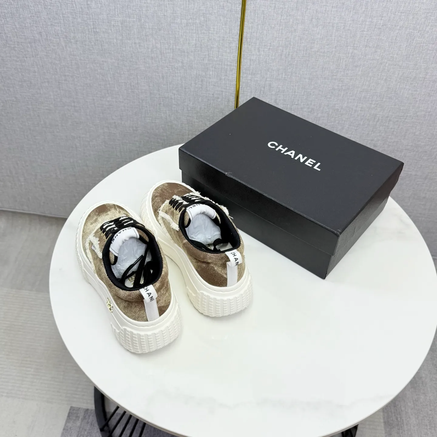 💕💕Factory direct selling price p640💕💕 Chanel Panda Shoes! 2025 counter's top casual sports shoes, this classic design; the upper is in the style of electric embroidery with various techniques; the outsole is fashionable and sporty; the unusual inclusion of a variety of color matching elements... The diversified mix and match is very good-looking and versatile, and can be used for leisure, fashion, sports, and outdoor... ꫛꫀꪝ Go➫ Materials: ❶Upper made of: original imported first-layer silk cowhide + original version waterproof cloth + original first-layer cowhide ❷Inner lining: Original Yangli+wang ❸ Outsole based on: Original TPU combination outsole Counter boutique packaging complete set for women 35–41